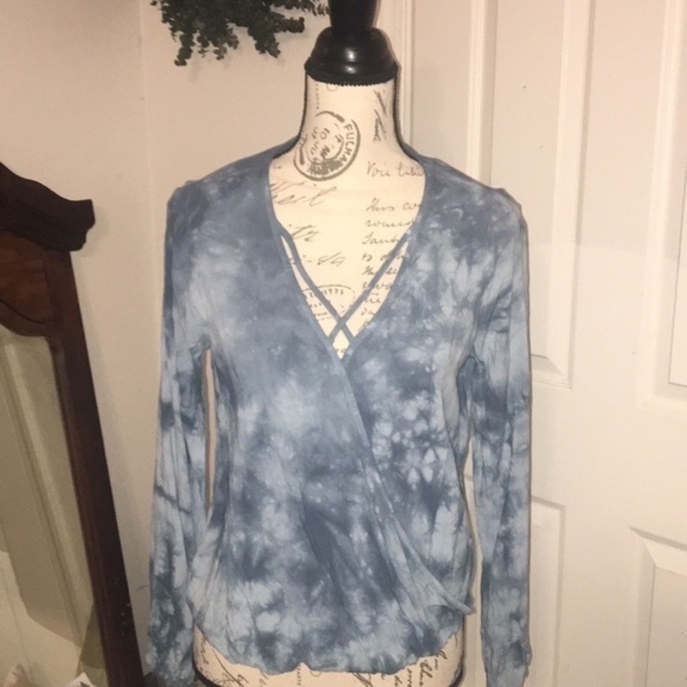 AéRopostale, tie dye blue 100% rayon very Blouse